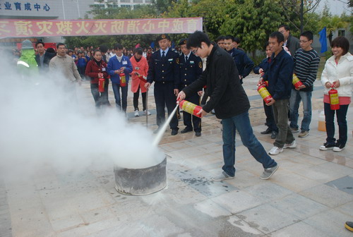 育成中心举行消防演习和消防知识技能培训